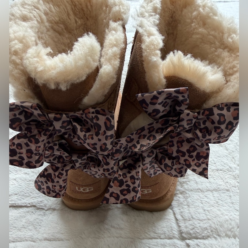 Like NEW! $209 UGG Genuine Shearling Bailey Bow Chestnut Boot 10 - Picture 3 of 8